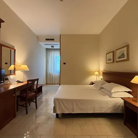 Naples Park 4*